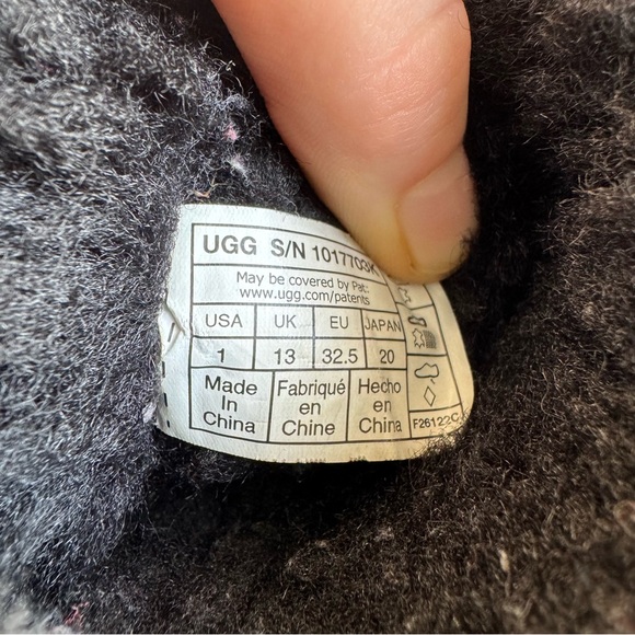 UGG Girls Classic Weather Short Boot in Black Size 1 - Picture 4 of 11